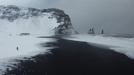 Toma-De-Drones-Para-La-Caminata-Principal-En-La-Costa-De-Islandia