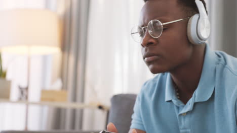 Video-game,-headphones-and-gamer-man-on-sofa