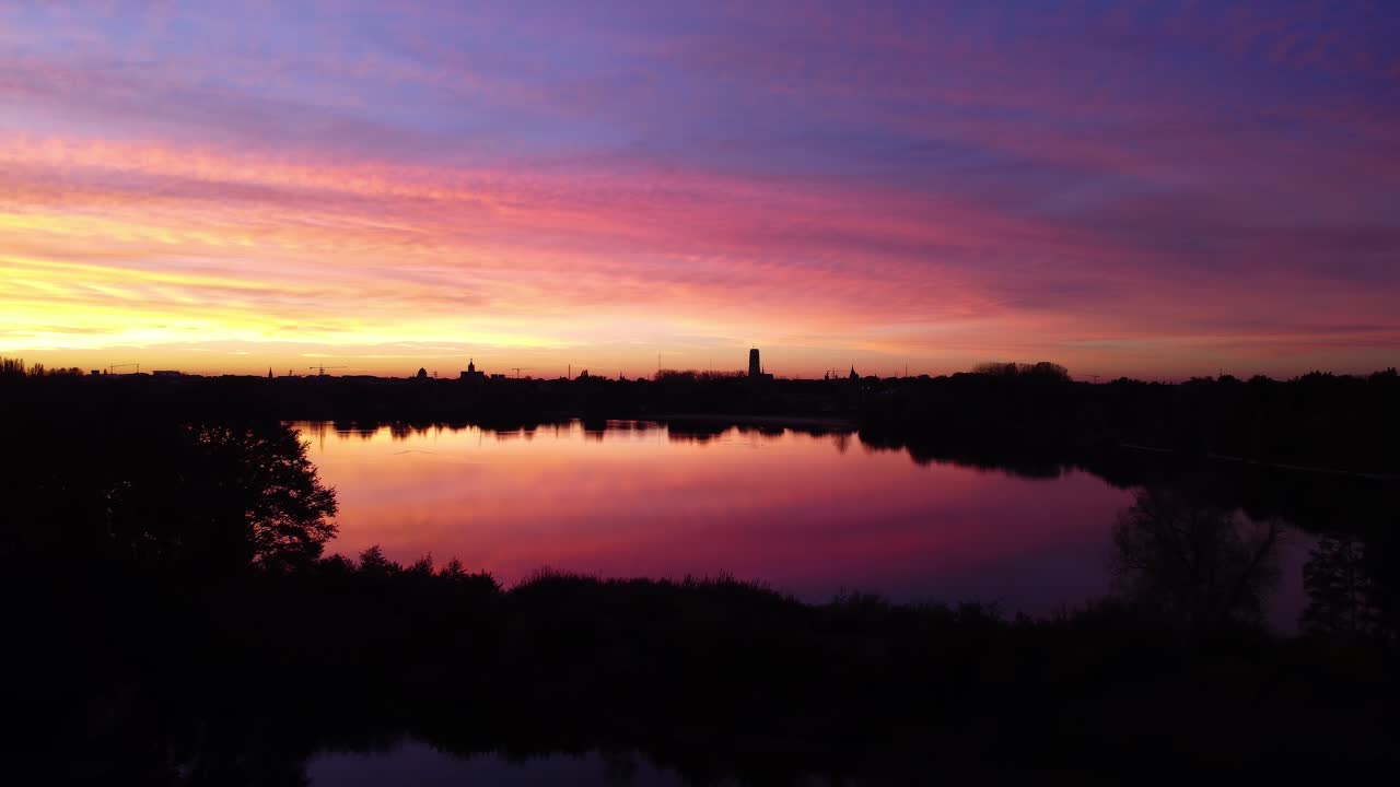 ドローンが地平線の天空の前にある塔から引き下がる