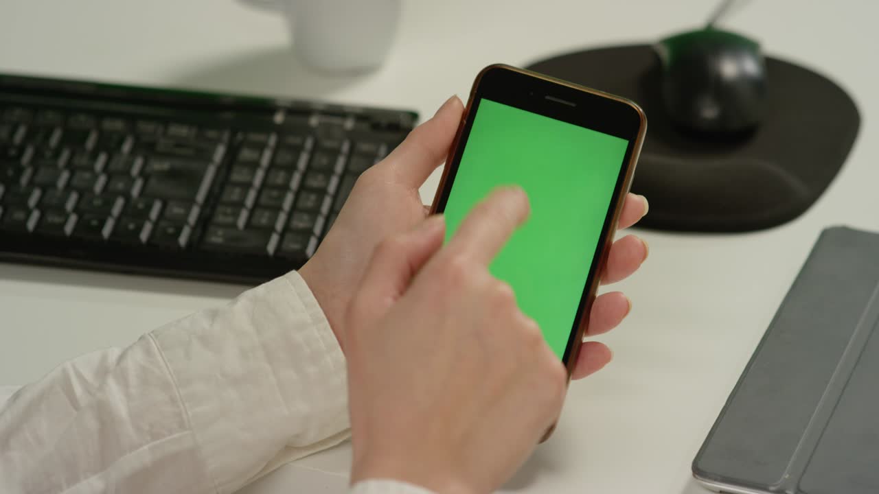 cu mujer tocando en el teléfono con pantalla verde