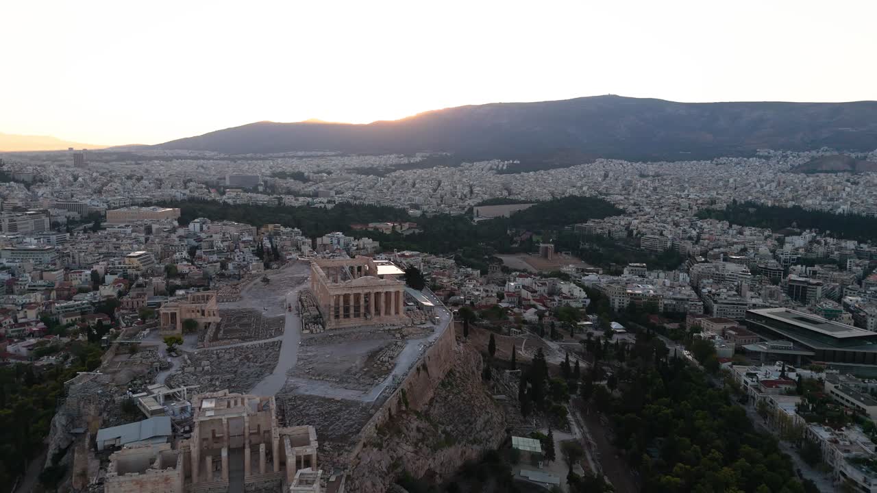 Acropoli, alba dietro la montagna, vista aerea