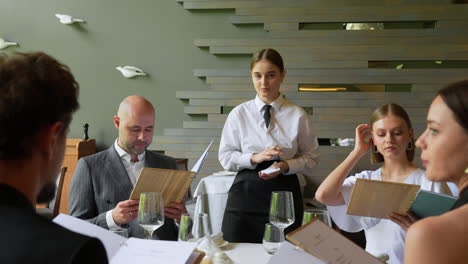 Amigos-Sentados-En-El-Restaurante