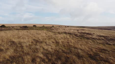empujando la vista aérea sobre los páramos que revelan la carretera rural en exmoor uk 4k