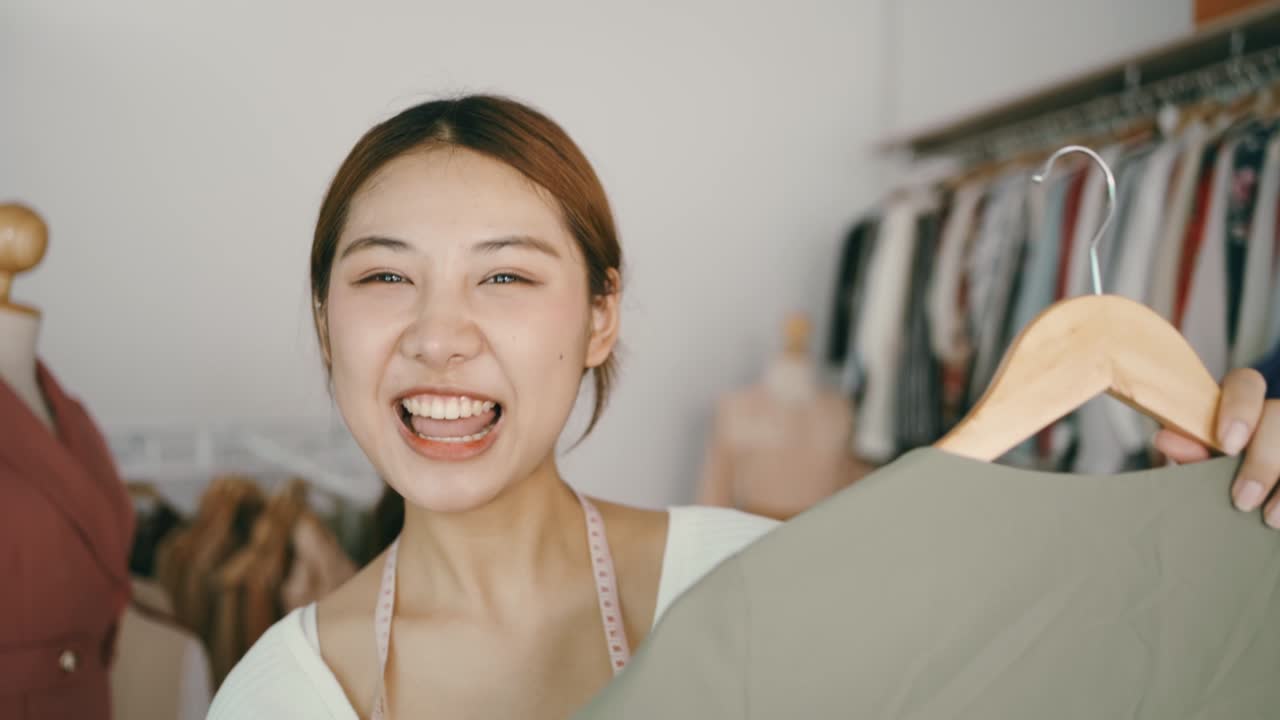 아시아 vlogger 여성 인플루언서, sme 소매점 소유자 미소 판매 쇼 라이브 판매 온라인 화면 작업 홈 스튜디오에서 아시아 사람들은 바이러스 비디오 셀피 촬영 앱을 기록합니다.