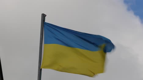 Dynamische-Ukrainische-Flagge-Flattert-Im-Wind-Vor-Bewölktem-Himmel