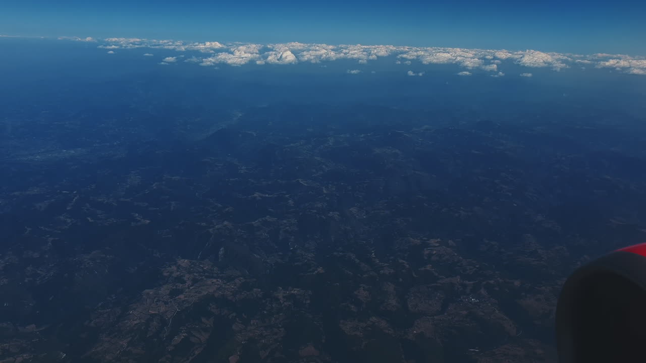 vista aérea de las montañas y las nubes desde la ventana del avión