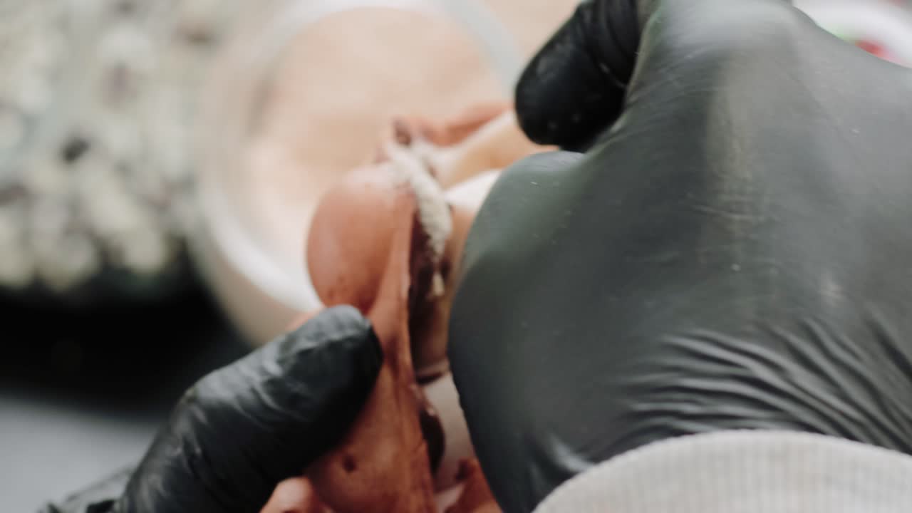 vestir un gofre con malvaviscos y plátanos en una tienda de dulces