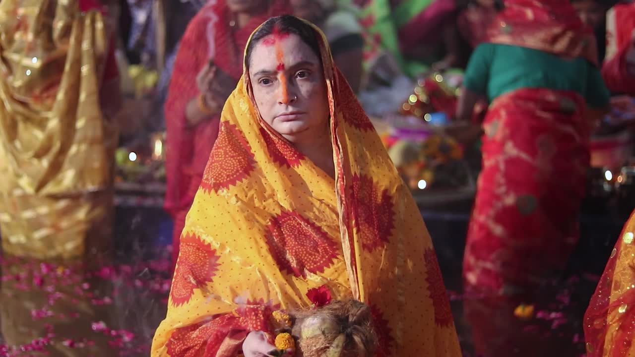 devota haciendo rituales sagrados en el festival desde diferentes ángulos el video se toma en las ocasiones del festival chhath que se utiliza para celebrar en la india del norte el 28 de octubre de 2022