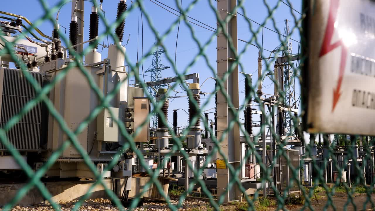 보호 울타리를 통해 발전소를 볼 수 있습니다.