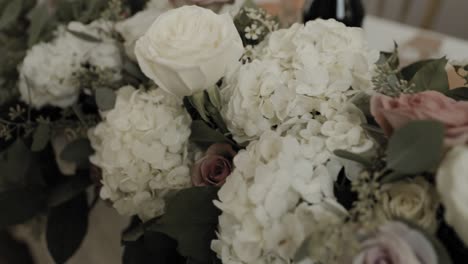 Elegante-Mesa-Rosa-Y-Blanca-Poner-Ramo-De-Flores-Para-Una-Boda-En-Manoir-Montpellier,-Quebec