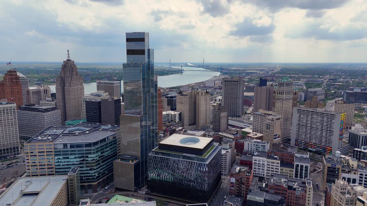 Skyline di Detroit dall'alto con vista sul paesaggio urbano, gli edifici e il fiume Detroit