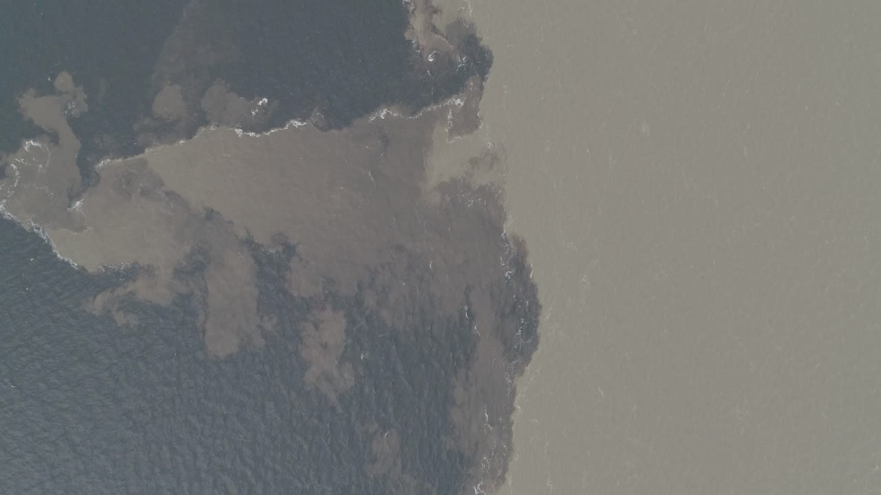 el encuentro del río negro y el río solimoes, en el amazonas, encuentro del agua, encontro das aguas