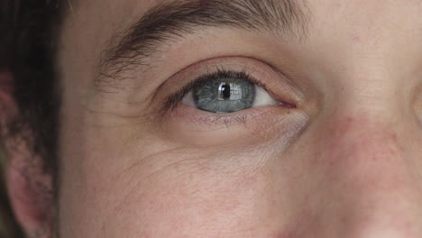 primer plano de un hombre caucásico de ojos azules con una expresión feliz reflexión visión vista