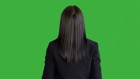 초록색 스크린 배경에 고립 된 젊은 매력적인 갈색 여성. 슈트에 아름다운 전문 여성의 초상화