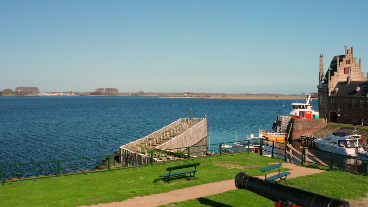 항공: veere의 역사적인 마을에 있는 오래된 대포