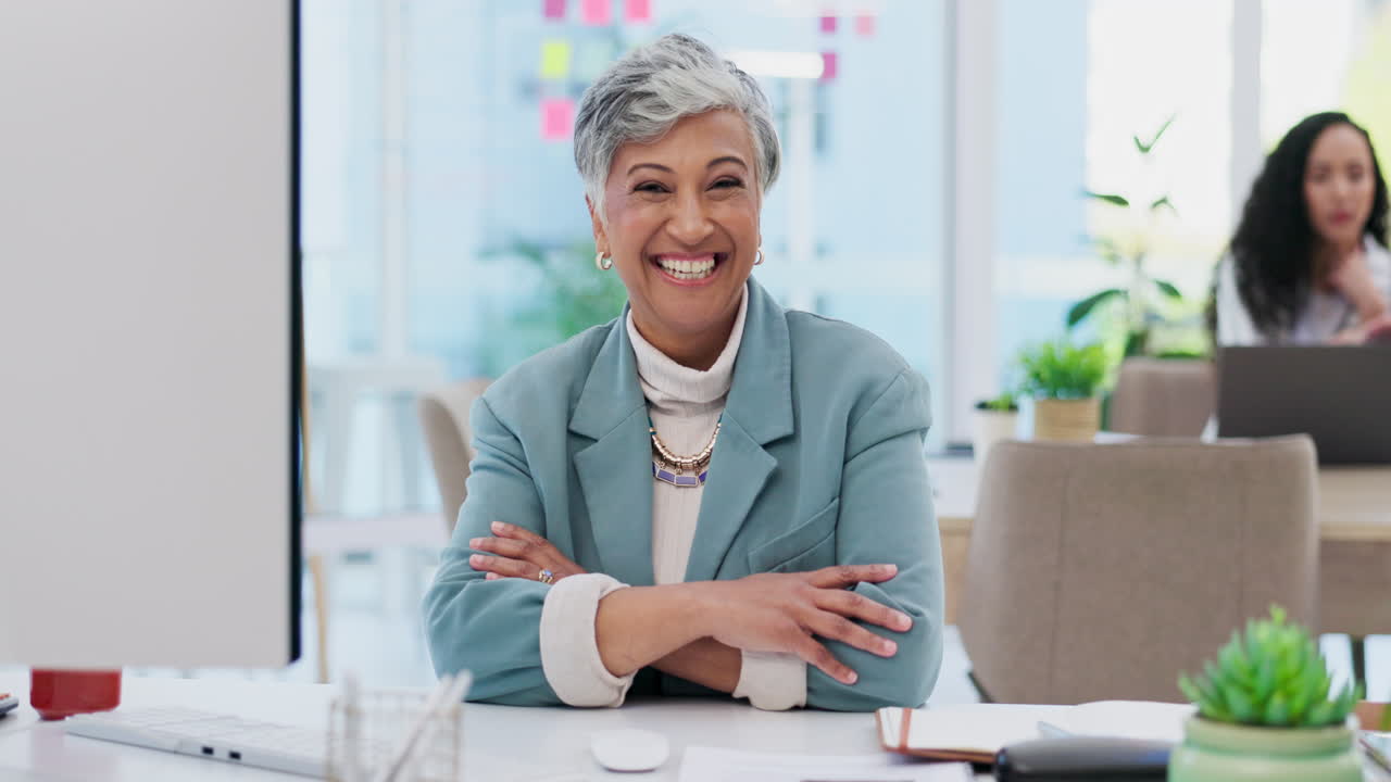 orgullosa, feliz y una mujer profesional mayor