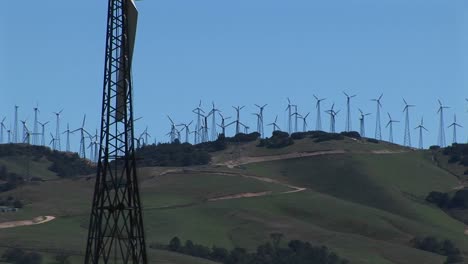 primer plano de una turbina eólica en un parque eólico en tehachapi california
