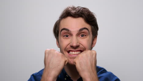 hombre feliz celebrando la victoria en el estudio. hombre emocionado mostrando el gesto del sí