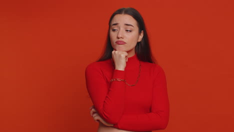 mujer cansada aburrida expresión indiferente, agotada de la historia tediosa no interesada en la comunicación