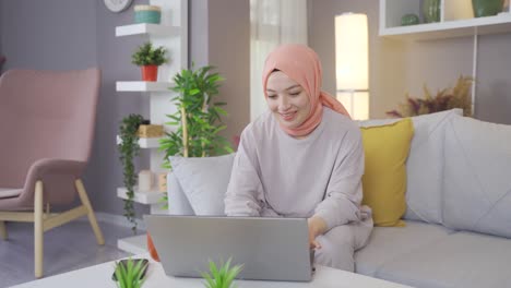 Mujer-Musulmana-Feliz-Trabajando-En-Una-Computadora-Portátil-Y-Sonriendo.