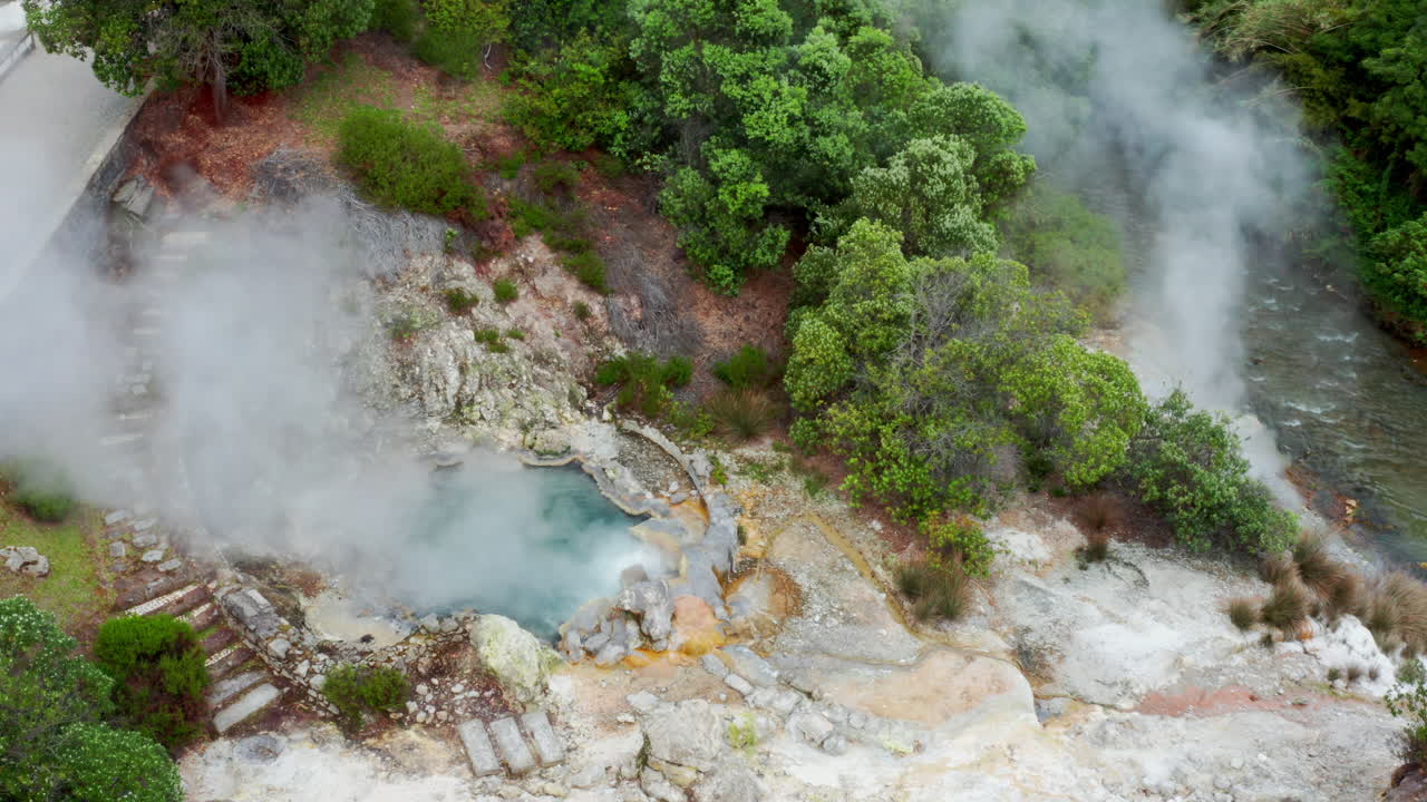 tomada aérea de drones de las fuentes termales geotérmicas naturales volcánicas de furnas en sao miguel en las islas azores, océano atlántico - portugal