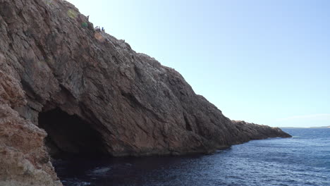 Gran-Cueva-Rocosa-En-Un-Acantilado-Junto-Al-Océano