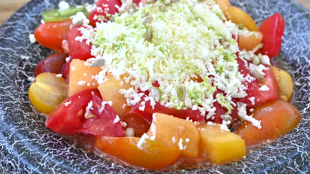 Primo piano di un'insalata con pomodori e formaggio