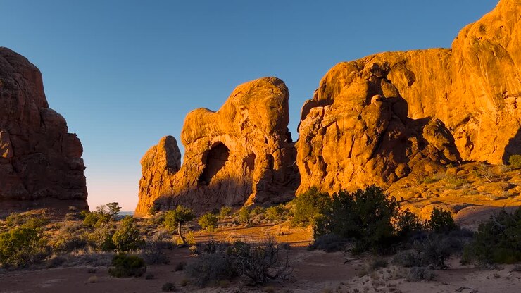 Sole mattutino nel Parco Nazionale degli Arches, Utah, USA.