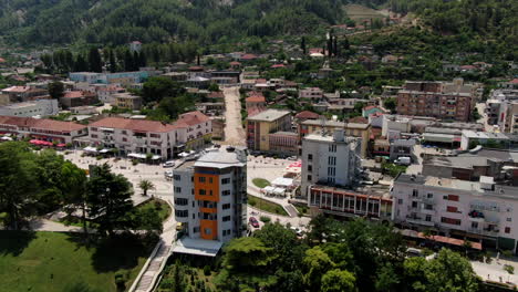 parques de drones aéreos y modernos edificios de oficinas de gran altura en la ciudad de përmet, municipio de gjirokastër, albania