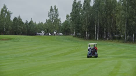 jugadores de golf en un carrito de golf