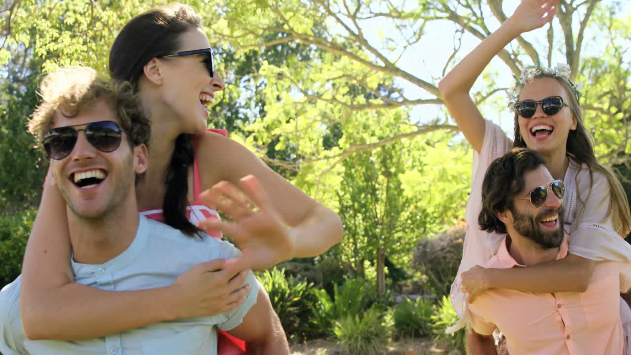 chicos hipsters llevando chicas en sus hombros