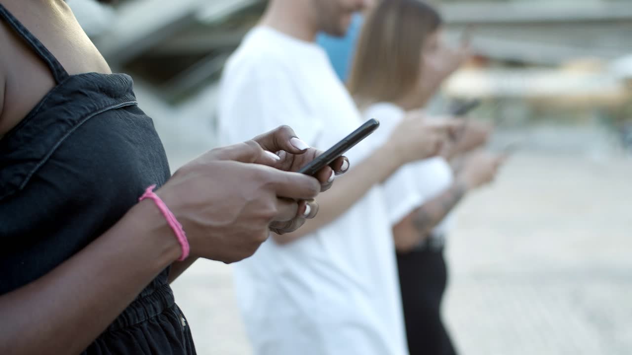hermosa mujer afroamericana enviando mensajes de texto en un teléfono moderno