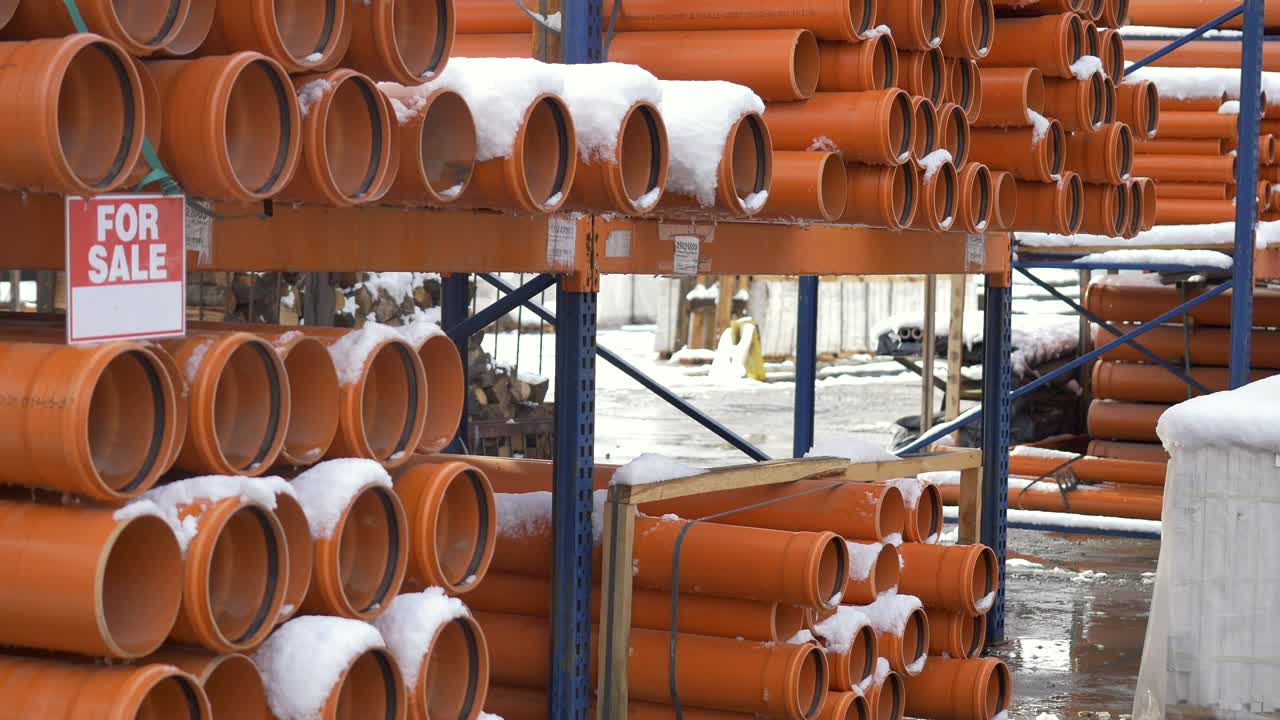 tuberías de pvc naranja apiladas en el sitio de construcción