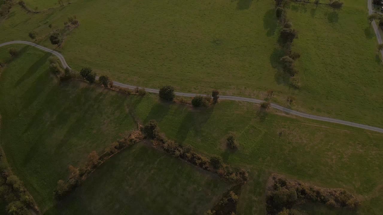 Vista panoramica di una dolina mineraria ad Altenberg, Sassonia, ripresa con drone