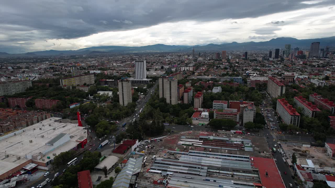Mexico City'deki Tlatelolco kentsel merkezinin geriye doğru drone çekimi