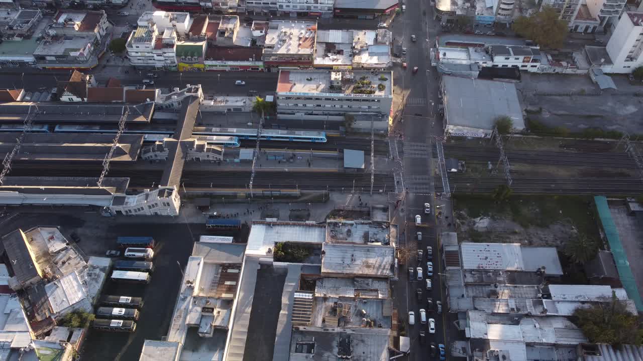 toma aérea de arriba hacia abajo de la estación de tren de lomas de zamora durante la puesta de sol en buenos aires