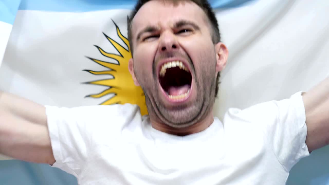 fanático argentino celebra sosteniendo la bandera de argentina en cámara lenta, 4k, de alta calidad