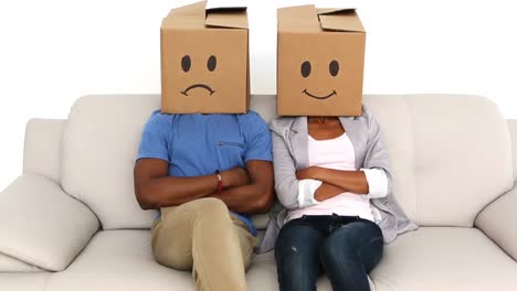 Partner-Sitzen-Auf-Dem-Sofa-Mit-Emoticon-Boxen-Auf-Dem-Kopf