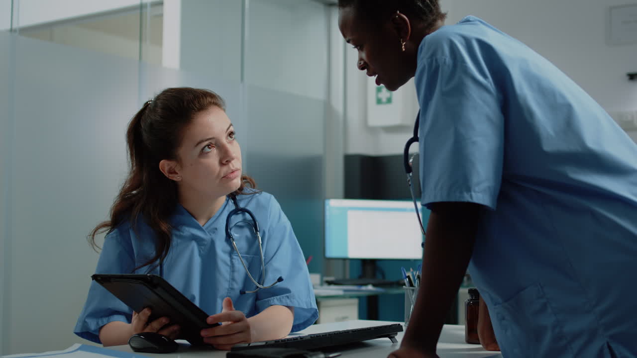 Professionisti del settore medico discutono i dati dei pazienti su un tablet