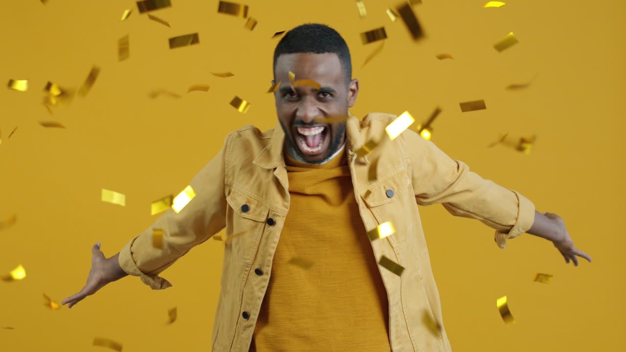 ein glücklicher mann feiert mit konfetti