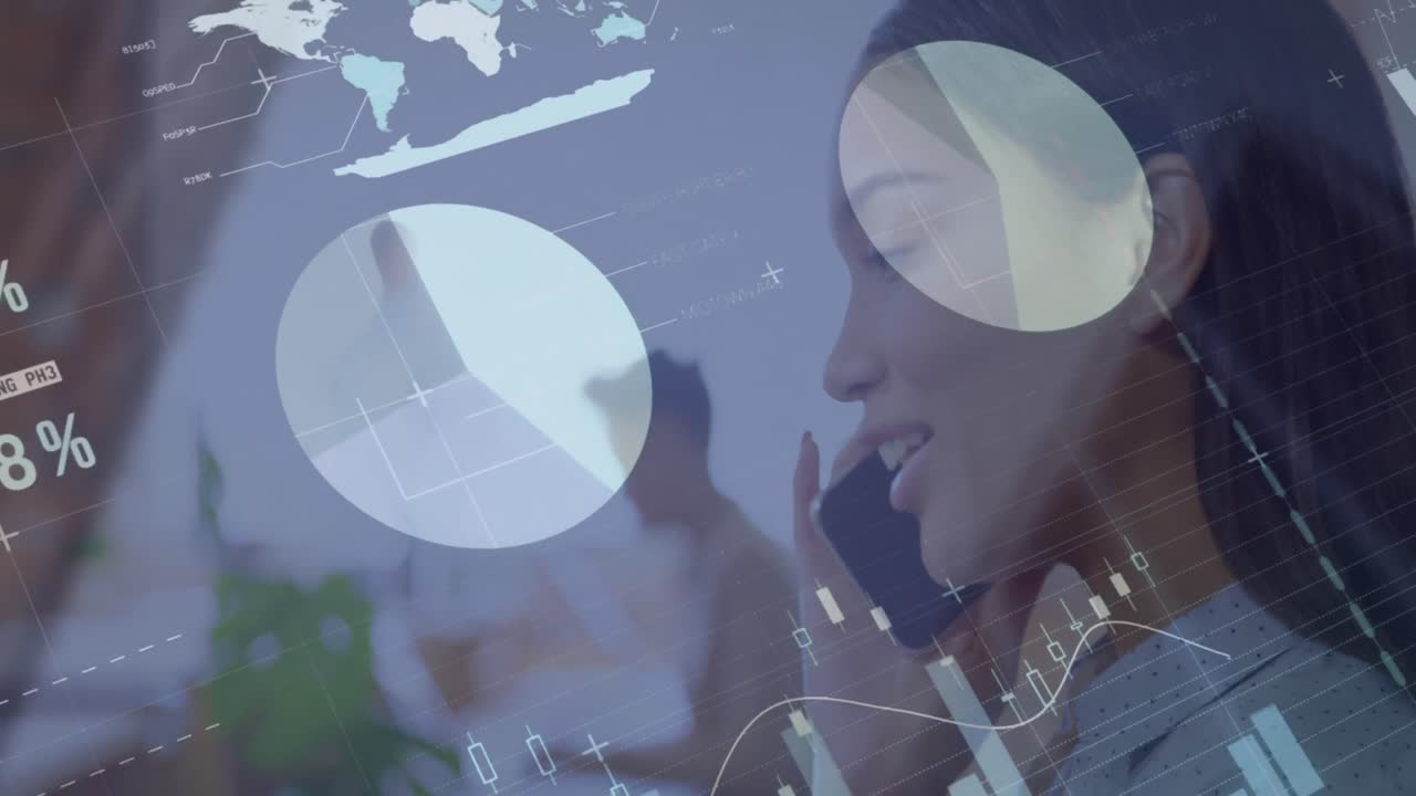 사무실에서 스마트폰으로 대화하는 행복한 두 인종 여성에 대한 통계 데이터 처리의 애니메이션