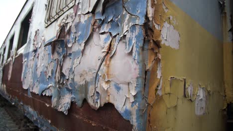 primer plano de una pintura oxidada en un viejo tren abandonado