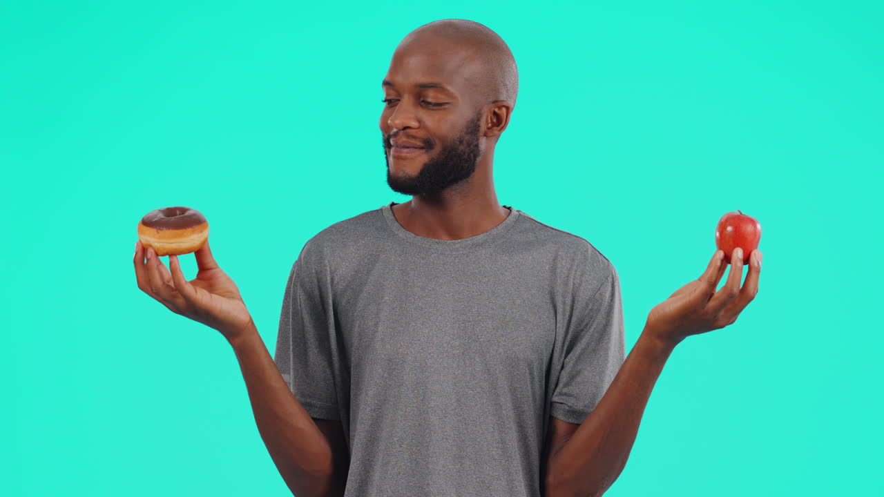 hombre, elección y rosquilla o pantalla azul de manzana