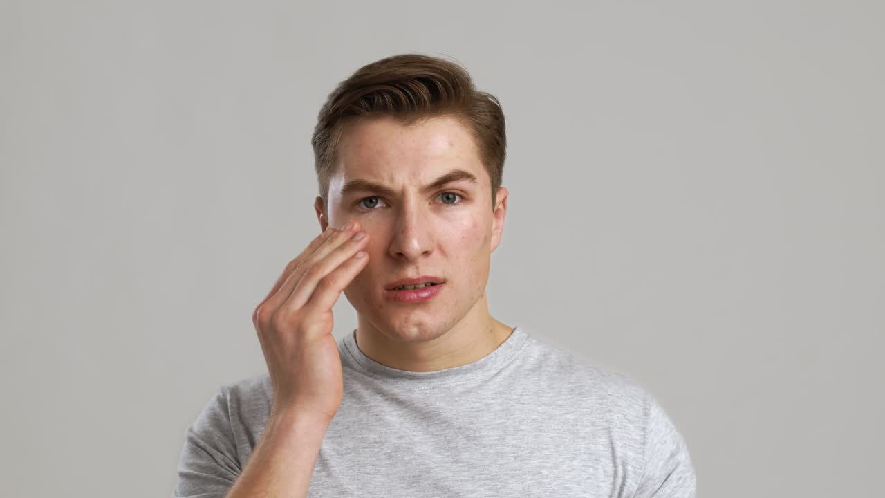 눈 통증이 있는 남자