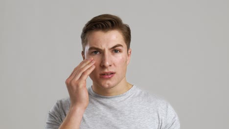 hombre con dolor en el ojo