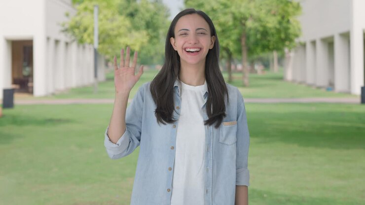 chica india feliz diciendo hola