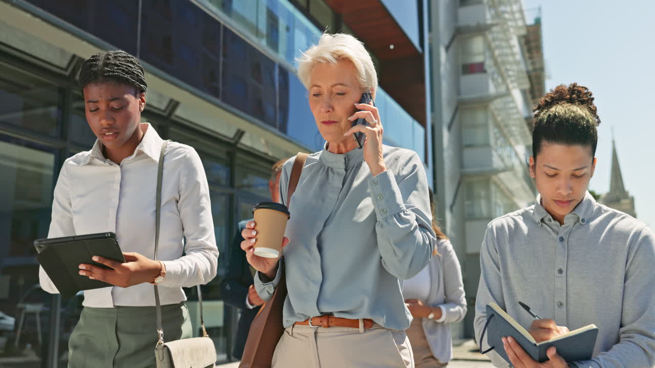 전화 통화, 리더십 및 비즈니스 사람들이  ⁇ 고