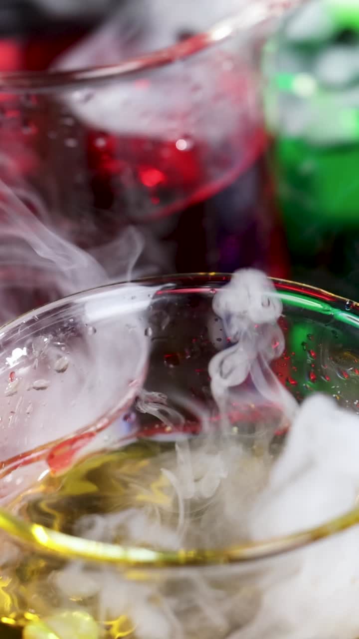 건조한 얼음으로 된 컵은 다채로운 연기를 만니다.