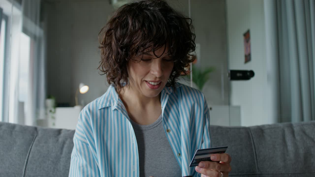 mujer comprando en línea