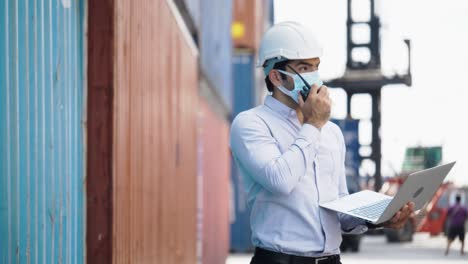 ingeniero o trabajador de la construcción que usa un casco y una máscara facial mientras trabaja en el lugar de trabajo, como contenedor, fábrica, almacén para la seguridad durante el trabajo. buena salud en el trabajo. concepto prevenir el coronavirus